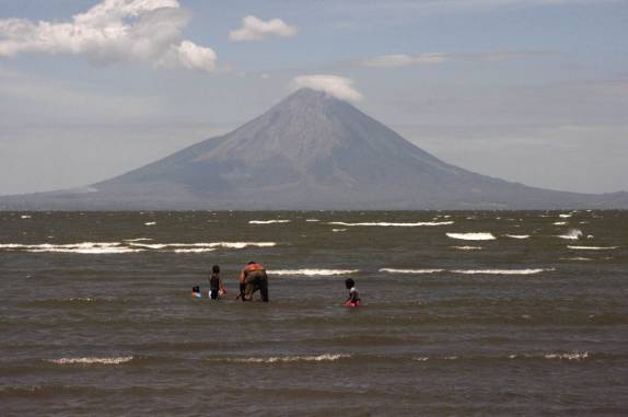 Praia do lago Nicarágua com um dos vulcões de Ometepe ao fundo